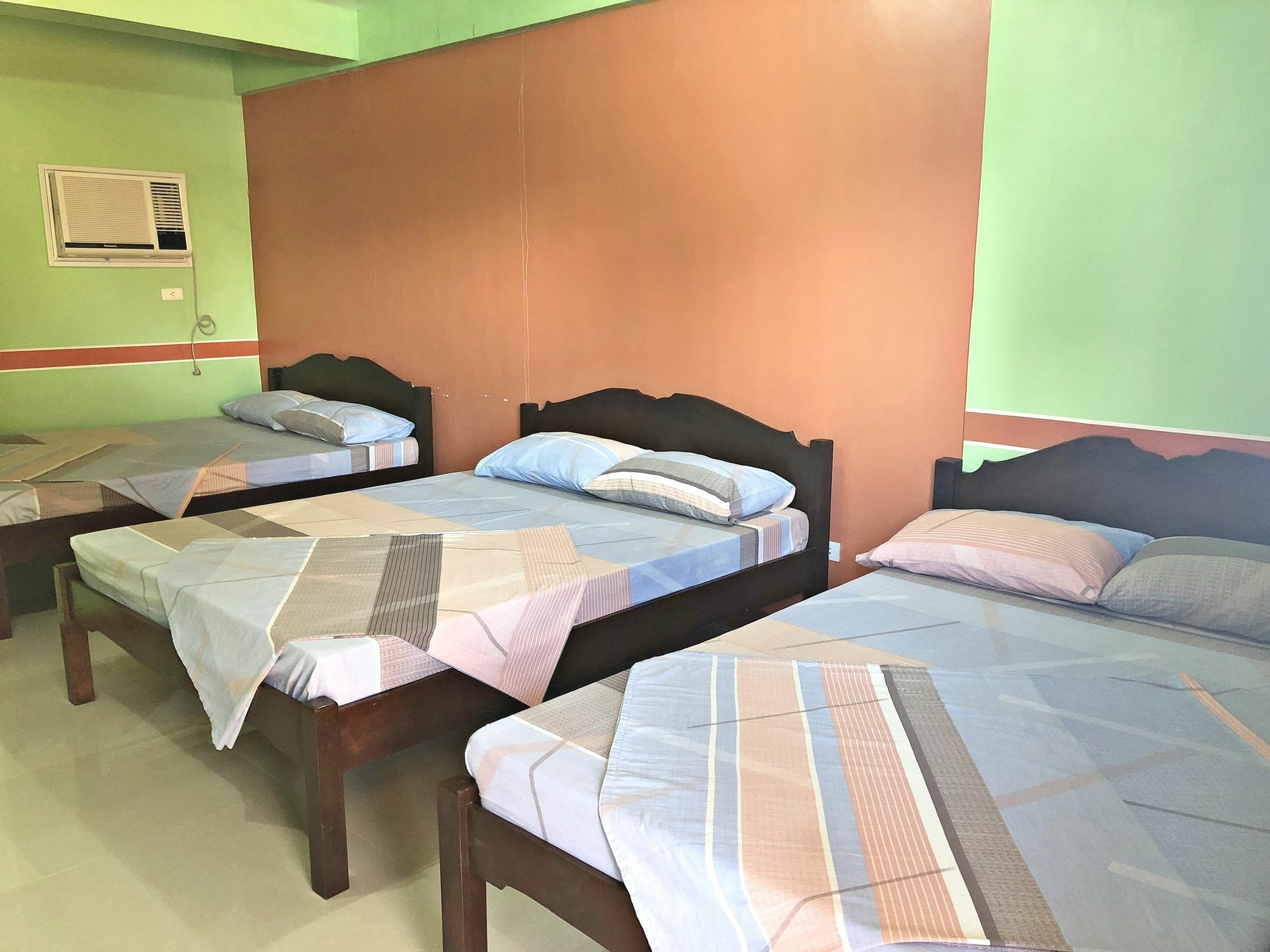 Queen Of Isle Cottages And Restaurant Puerto Galera Exterior photo
